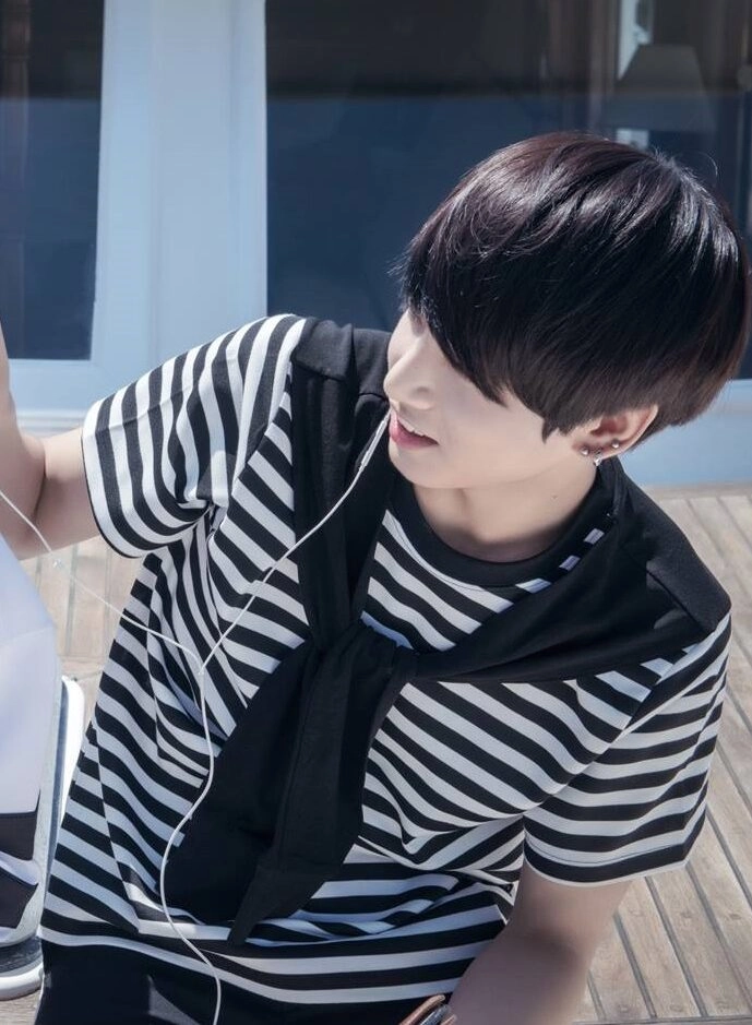 White And Black Striped T-shirt With Shawl Jungkook BTS