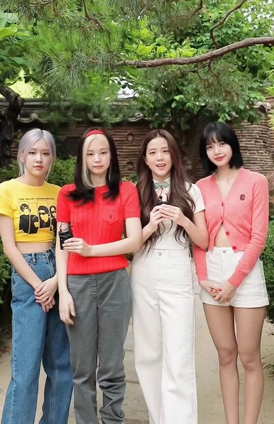 White Cut-Out Neckline Cropped T-Shirt | Jisoo - BlackPink