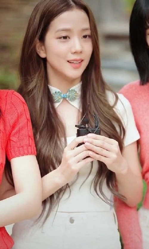 White Cut-Out Neckline Cropped T-Shirt | Jisoo - BlackPink