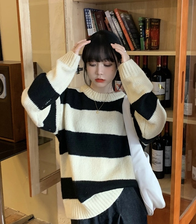★人気★【WOOALONG】★Stripe over fit knit long sleev.e★ WOOALONG(ウアロン) ニット・セーター(メンズ) - 海外通販のBUYMA