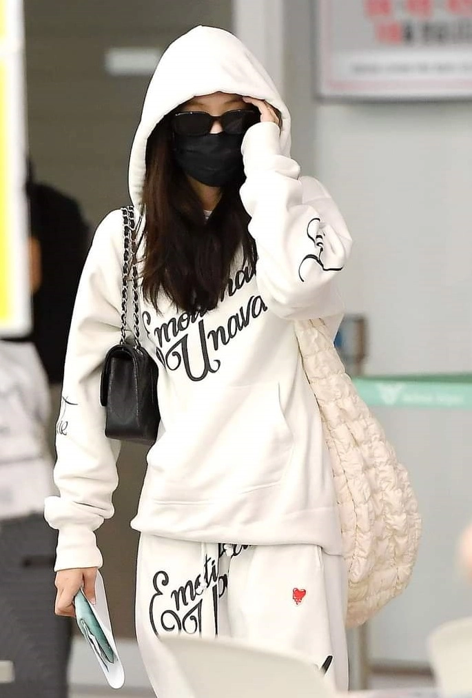 White Textured Bag | Jennie - BlackPink - Fashion Chingu