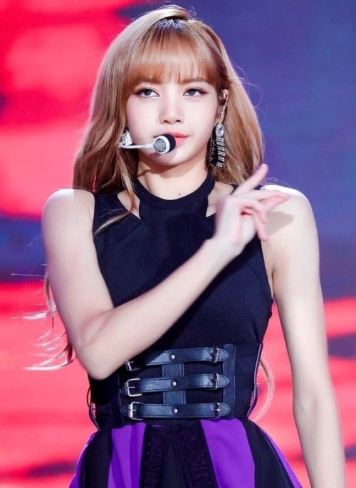 [Blackmuse]BLACKPINKリサ着用☆cubic-chain-wave-drop earring 250709 - #LISA for JUMP 🩵 ——————————— #BLACKPINK #JISOO
