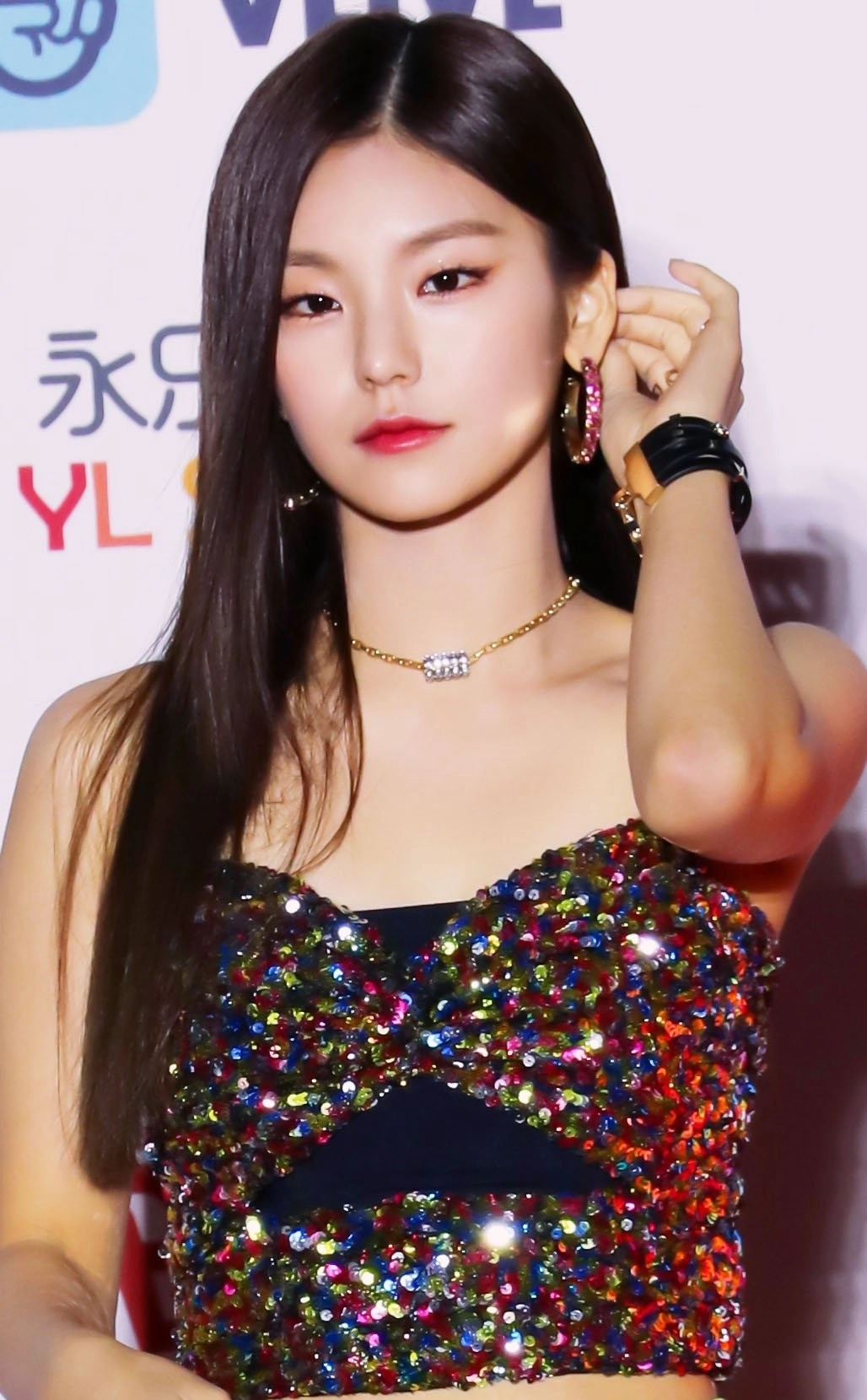 Gold Crystal Roll Necklace | Yeji - ITZY - Fashion Chingu