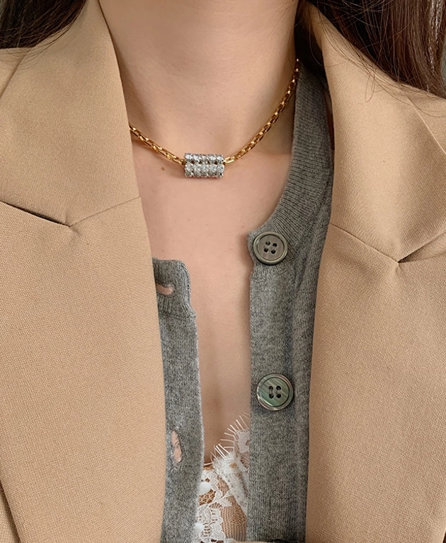 Gold Crystal Roll Necklace | Yeji - ITZY - Fashion Chingu