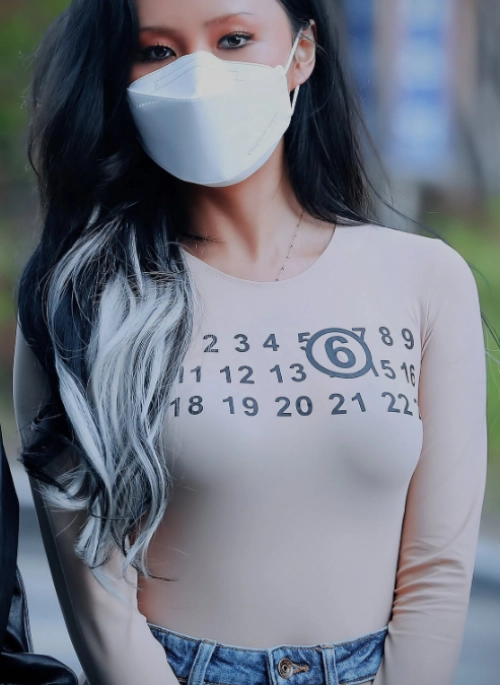 Beige Number Slim Fit T-Shirt | Hwasa – Mamamoo