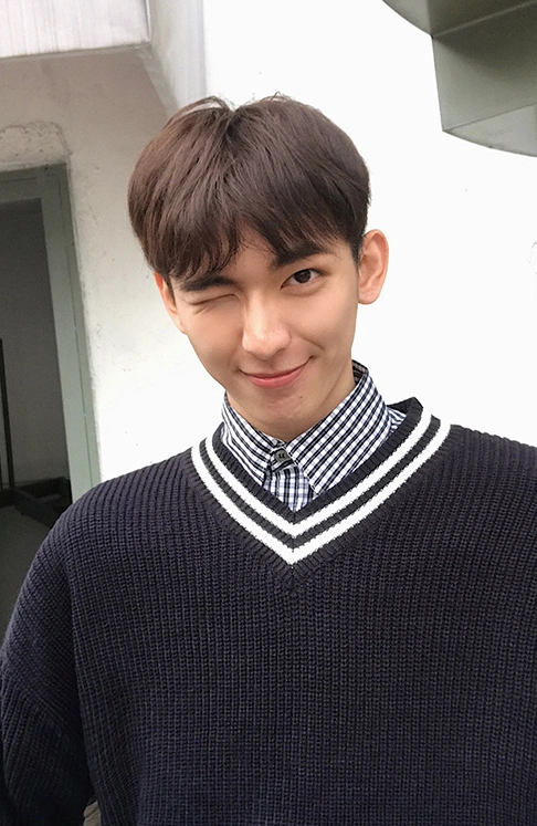 White Loose Sweater With Black Lining | Eunwoo - Astro