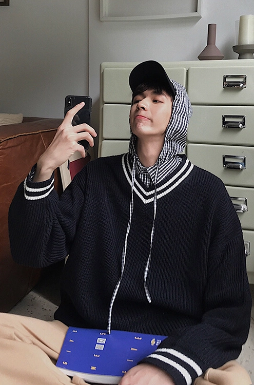 White Loose Sweater With Black Lining | Eunwoo - Astro