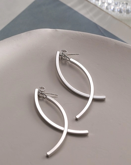 [ANGEODOR]★BTS Jimin着用★ SILVER STICK DROP EARRING Silver Curved Stick Drop Earrings | Jimin - BTS - Fashion Chingu