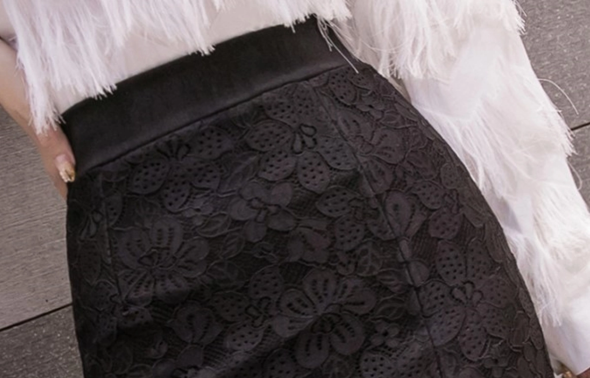 Black High-Waist Lace Skirt | Chung Ha - Fashion Chingu