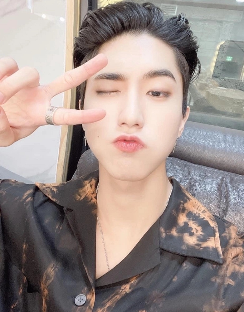 [haesool] 韓国アクセ☆925Silver☆JE1213 Earring 全3色 Silver Pointed Cross Earring | Jisung - Stray Kids - Fashion