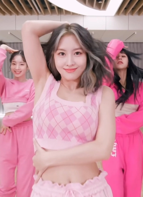 TWICE タンクトップ　MOMO Twice Momo着用 Guess タンクトップ - メルカリ