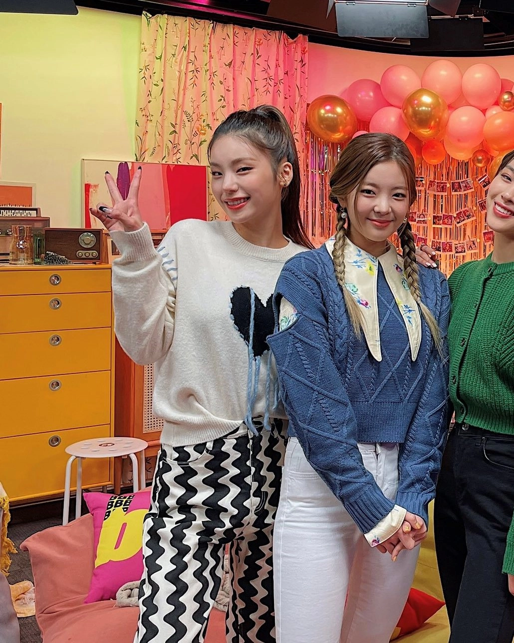 ◇BITTER CELLS◇ [Yeji PICK]Heart Balloon Sweat ShirtRed Heart Balloon Sweat Shirt-Red - 비터셀즈(bittercells)