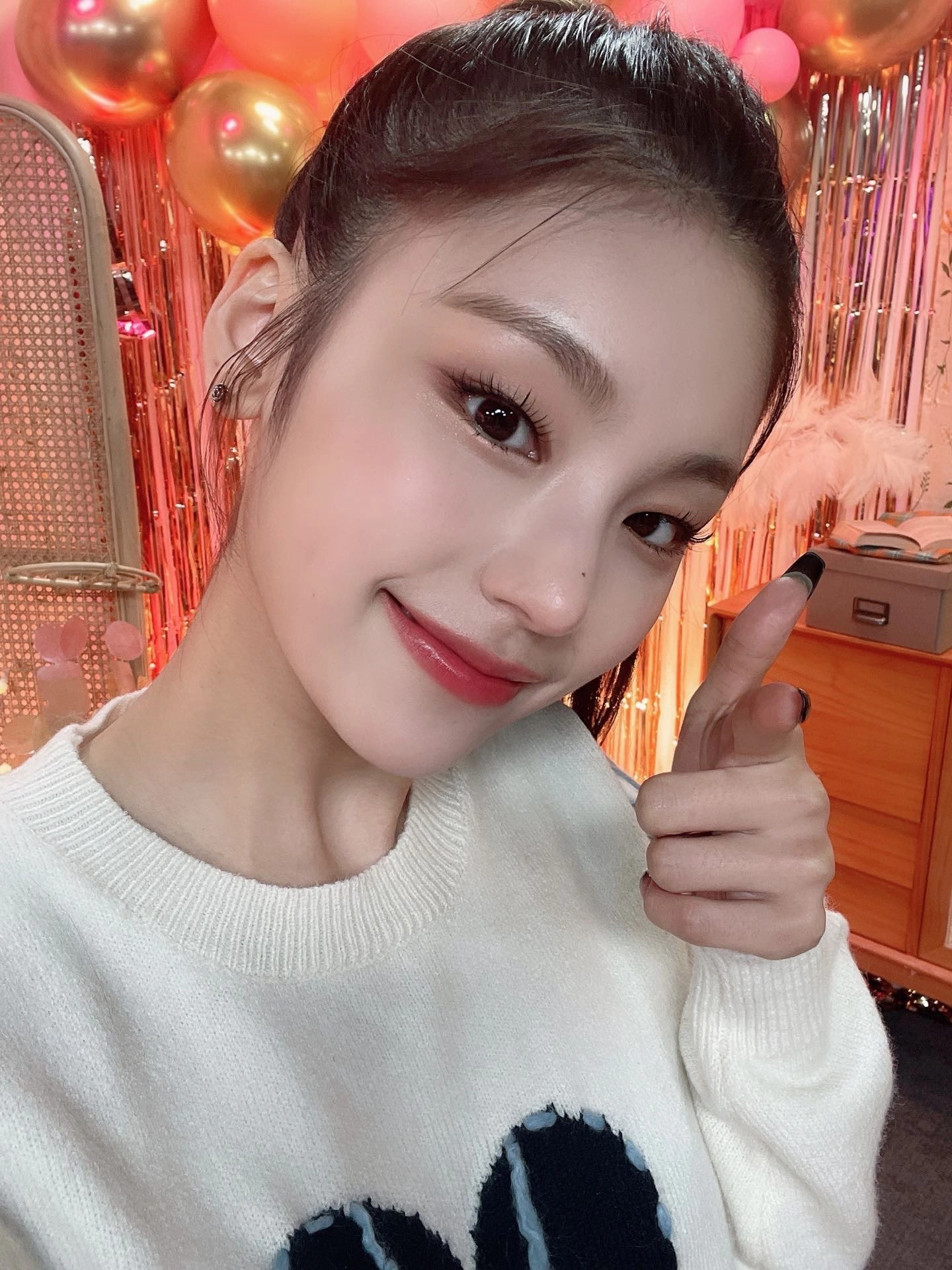White Stitched Heart Sweater | Yeji - ITZY - Fashion Chingu