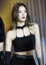 LIA LIDY TOP 黒 ブラック black BLACK Black Halter Crop Top With Chains | Lia - ITZY - Fashion Chingu