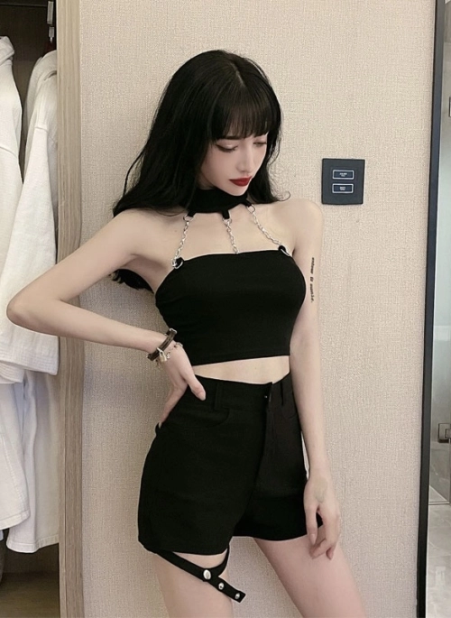 Black Halter Crop Top With Chains | Lia – ITZY