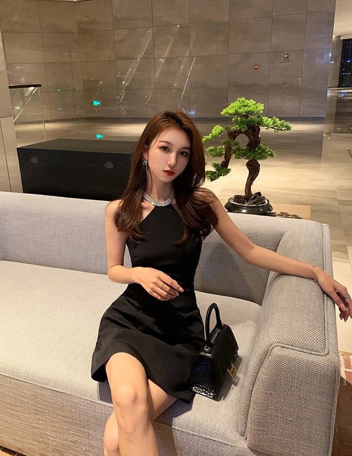 Black Halter Dress With Rhinestone | Lisa - BlackPink