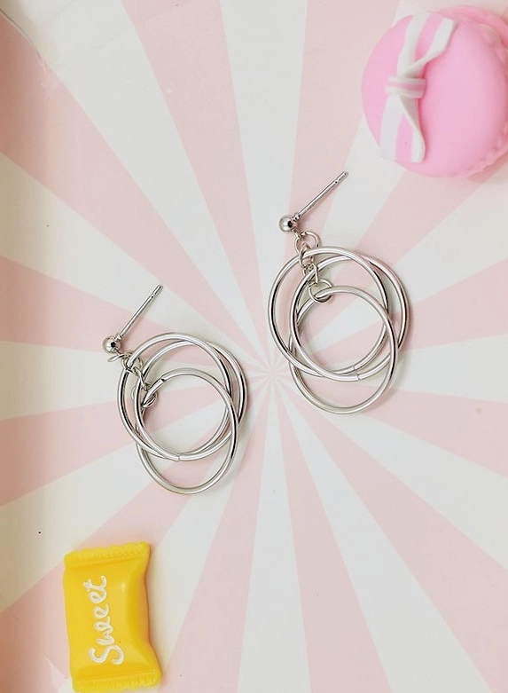 ★BTS 着用 BRAND★HYERES LOR★SILVER CURVE EMBLEM EARRING M 210.jpg
