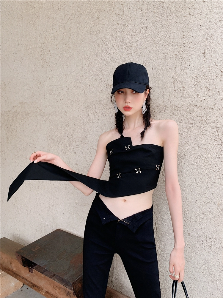 Black Hook-Detailed Wrap Crop Top | Chaeryeong - ITZY