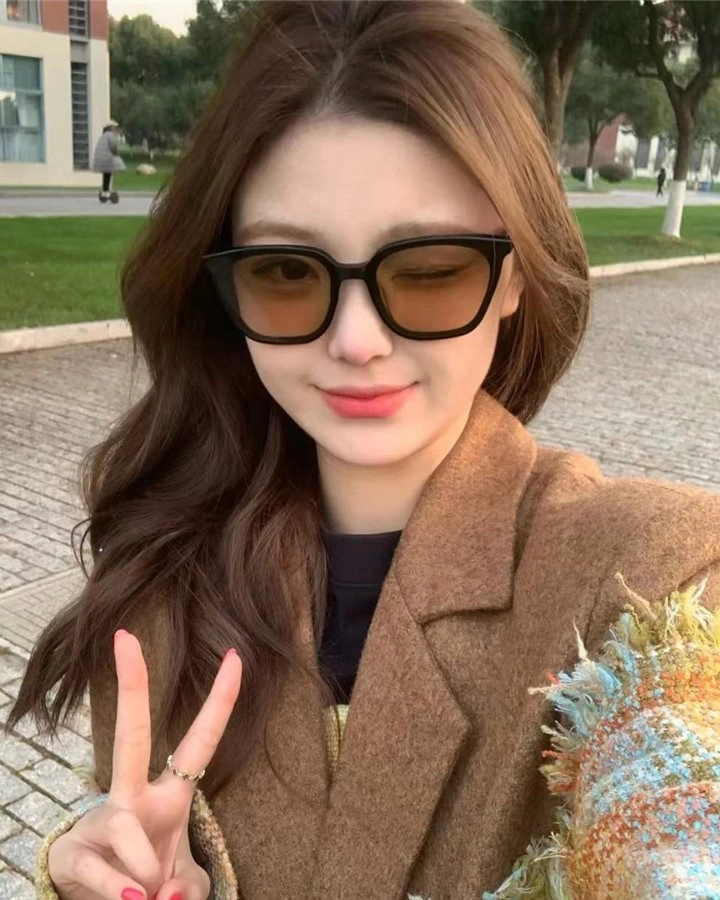 Black Thick-Framed Sunglasses | Chung Ha - Fashion Chingu