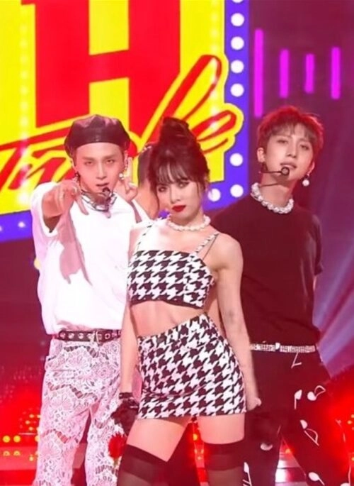 Black and White Houndstooth Skirt | Hyuna