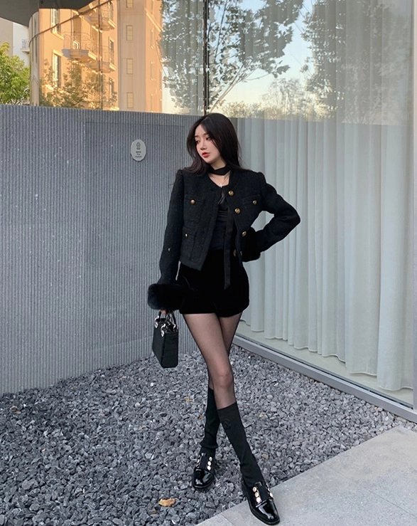 ☆韓国の人気☆【TWEEDY-A】☆ROSE VELVET RIBBON FUR JACKE.T☆ Black Tweed Jacket With Fur Cuffs | Rose - BlackPink