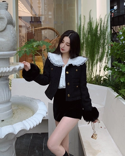 Black Tweed Jacket With Fur Cuffs | Rose - BlackPink