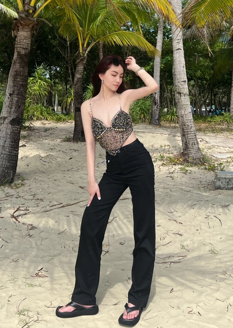 Black Sheer Floral Cropped Top | Jennie - BlackPink