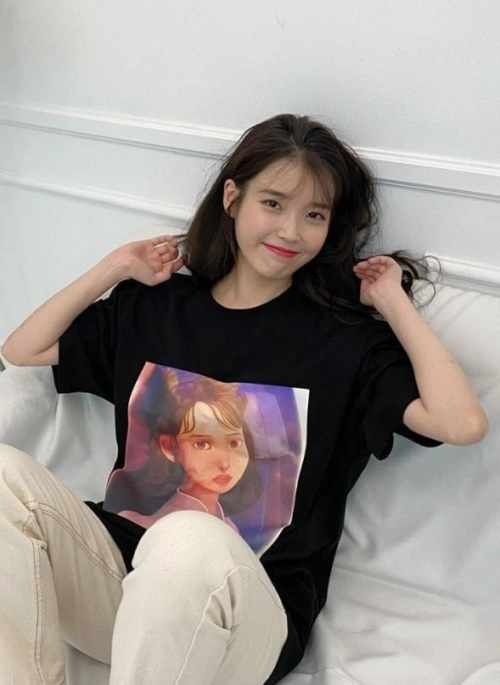 Black “Eight” Word Round Neck T-Shirt | IU - Fashion Chingu