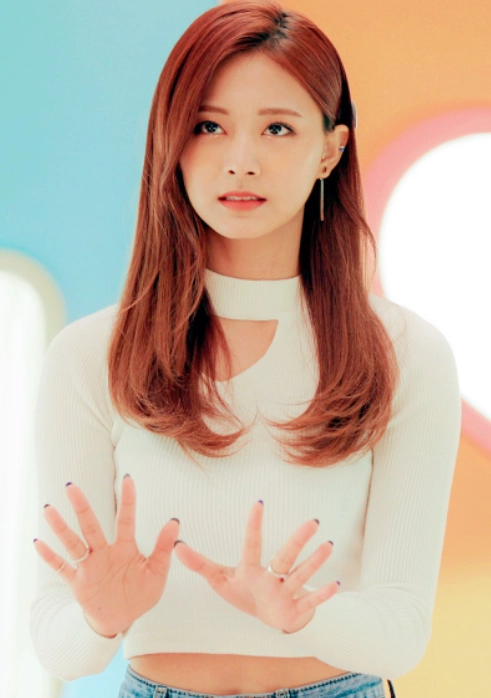 TWICEツゥイ White Collarbone Cut Ribbed Sweater | Tzuyu - Twice