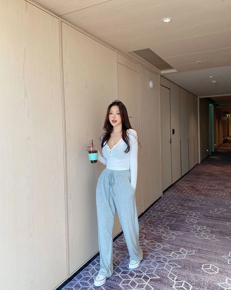 White Half-Buttoned Long Sleeves T-Shirt | Chaeryeong - ITZY