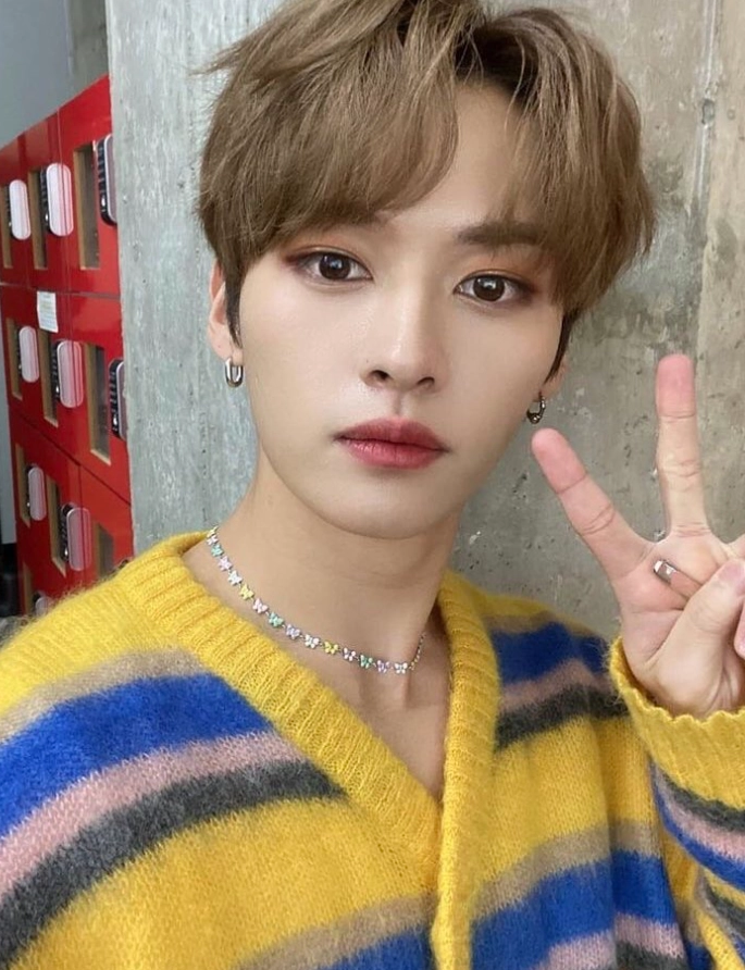 モモンガとleeknow Yellow Knit Striped Cardigan | LeeKnow - Stray Kids