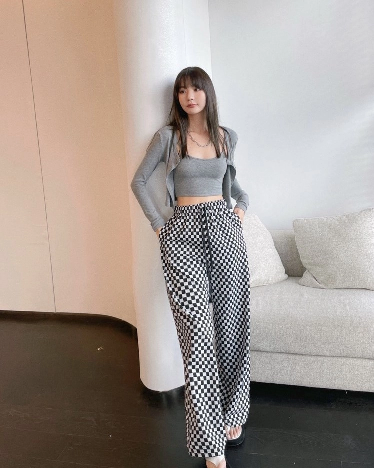 ☆aespa カリナ☆【INSILENCE】☆checkered drawstring ba.g☆ Black And White Checkerboard Pants | Karina - Aespa