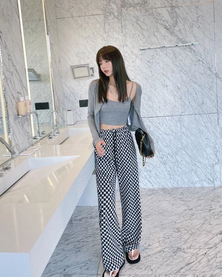 ☆aespa カリナ☆【INSILENCE】☆checkered drawstring ba.g☆ Black And White Checkerboard Pants | Karina - Aespa