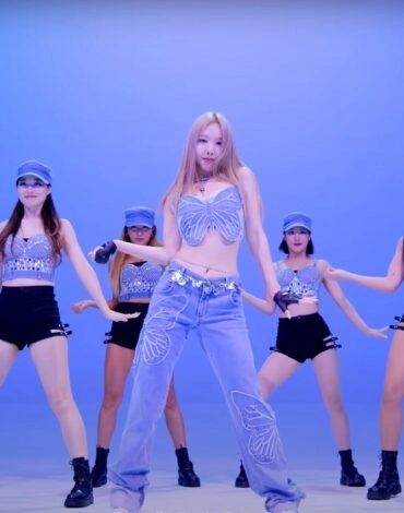 POP’ Studio Choom Look – Nayeon