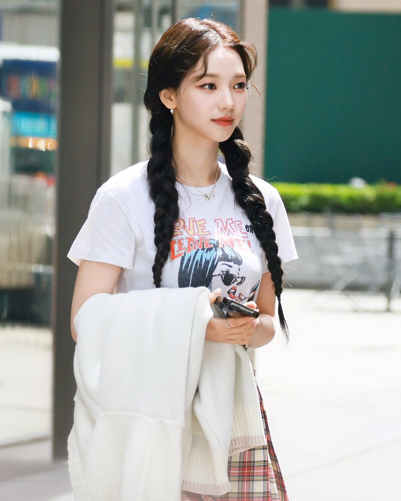 White “Love Me Or Leave Me” T-Shirt | Karina - Aespa - Fashion Chingu