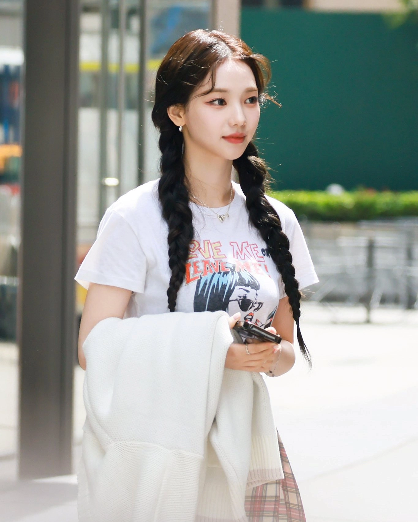 White “Love Me Or Leave Me” T-Shirt | Karina - Aespa - Fashion Chingu