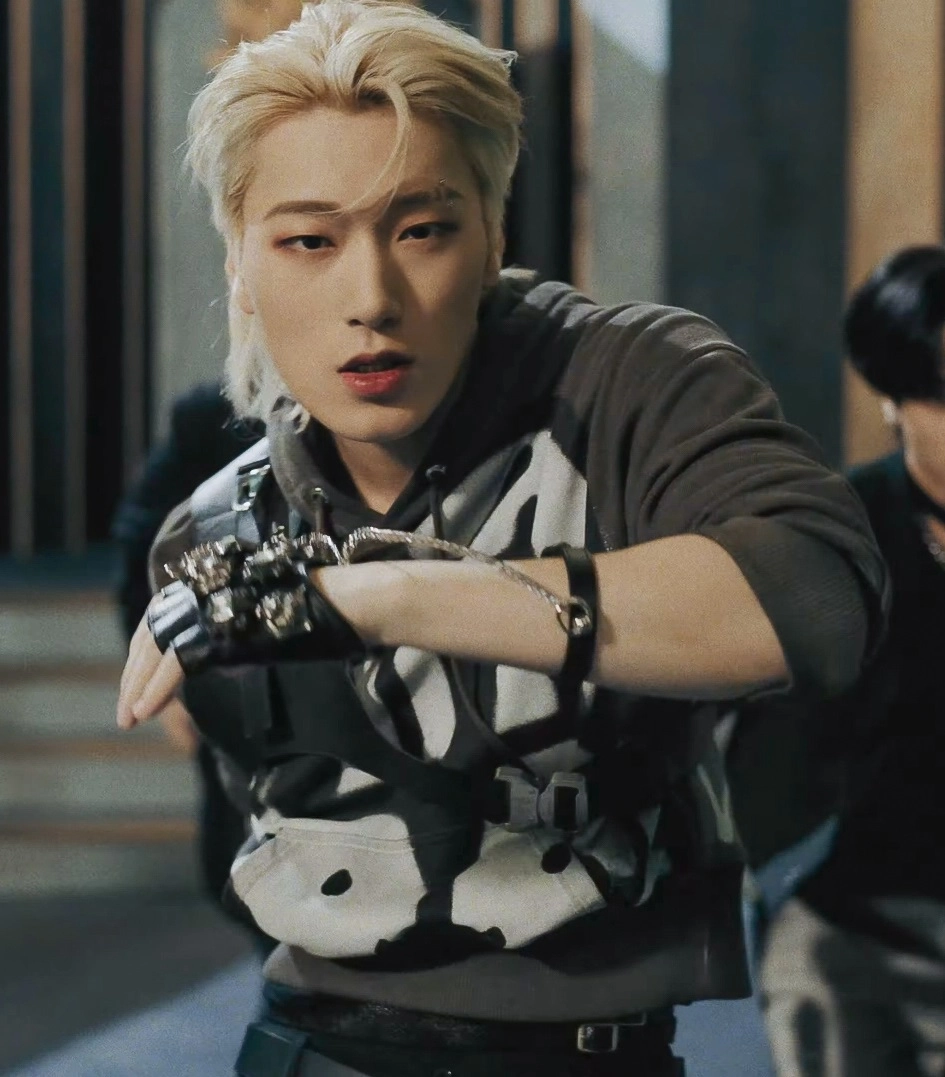 Grey Dog Head Graffiti Hoodie | San - ATEEZ - Fashion Chingu