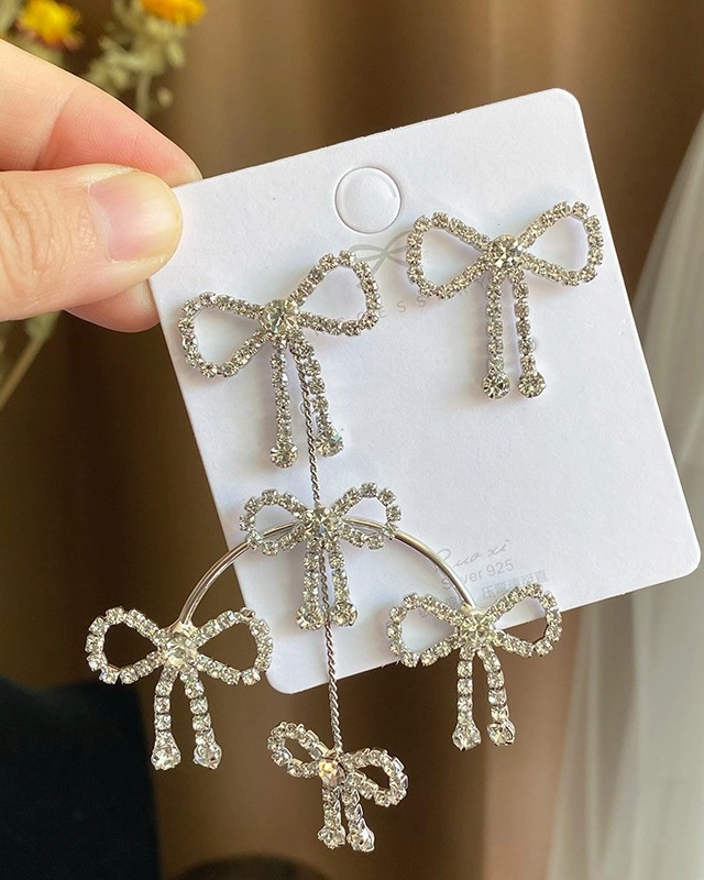 Silver Bows Asymmetrical Earrings | Kim Lip - Loona