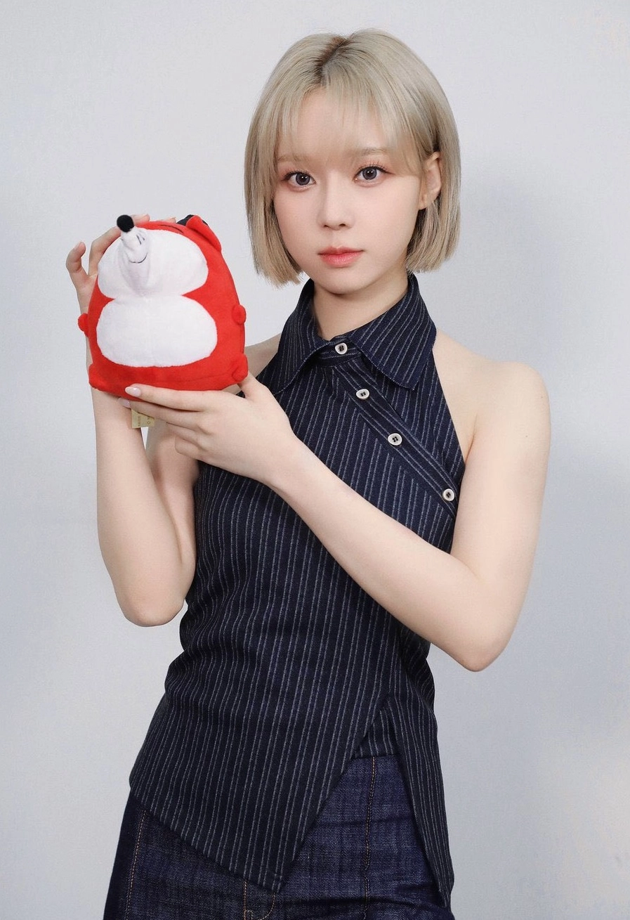 Black Front-Slit Striped Top | Winter - Aespa - Fashion Chingu