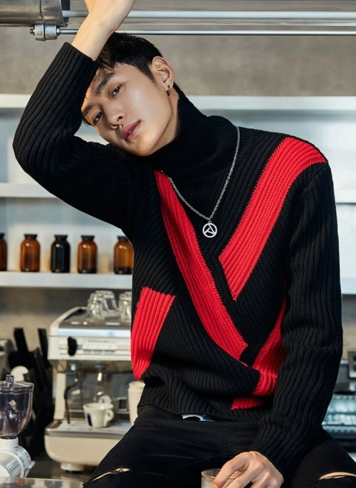 Black And Red Color Block Turtleneck Sweater | Mingyu – Seventeen