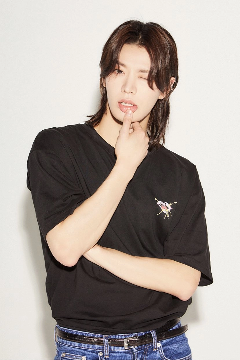 NCT CCOMAZ ユウタ Tシャツ Black Lip Graffiti T-Shirt | Yuta - NCT - Fashion Chingu