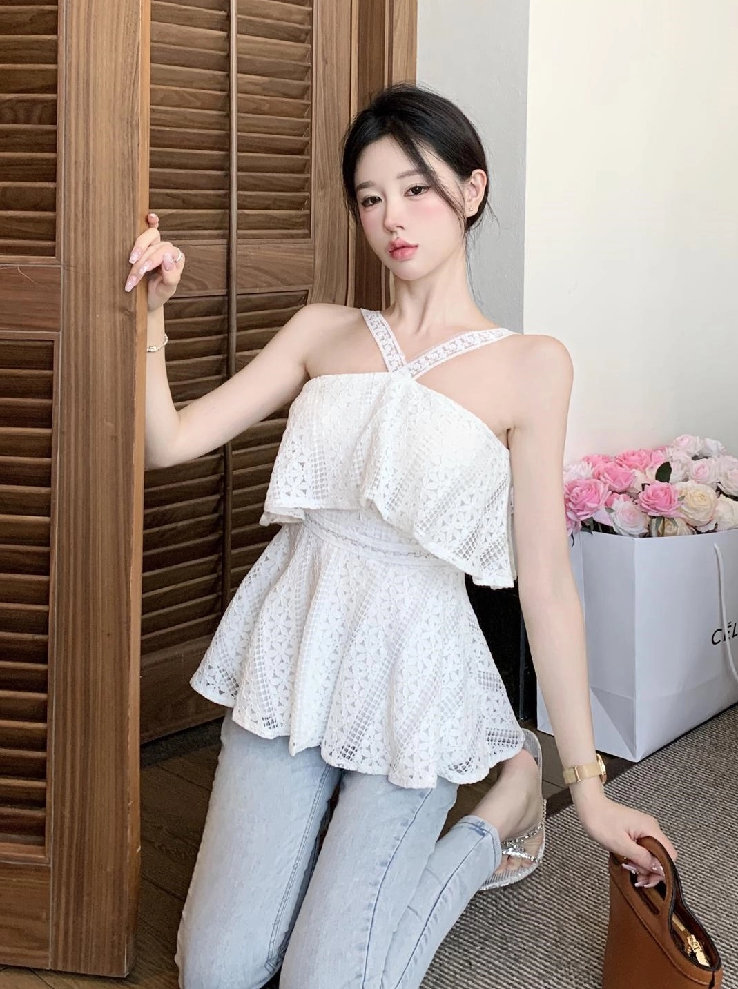 Jennie着用　RAGA MALAK V neck top Raga malak white V-neck tight fitting T-shirt with red logo