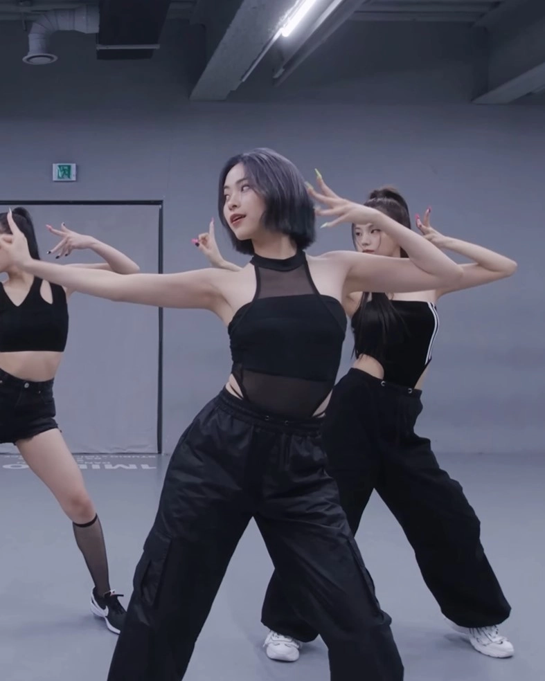 ITZY リュジン着用★TUEWID★classic sweatpants in drop fit ITZYリュジン着用のマネできる私服スタイル10選！空港