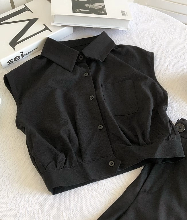 Black Collar Buttoned Crop Top | Hanni - NewJeans - Fashion Chingu