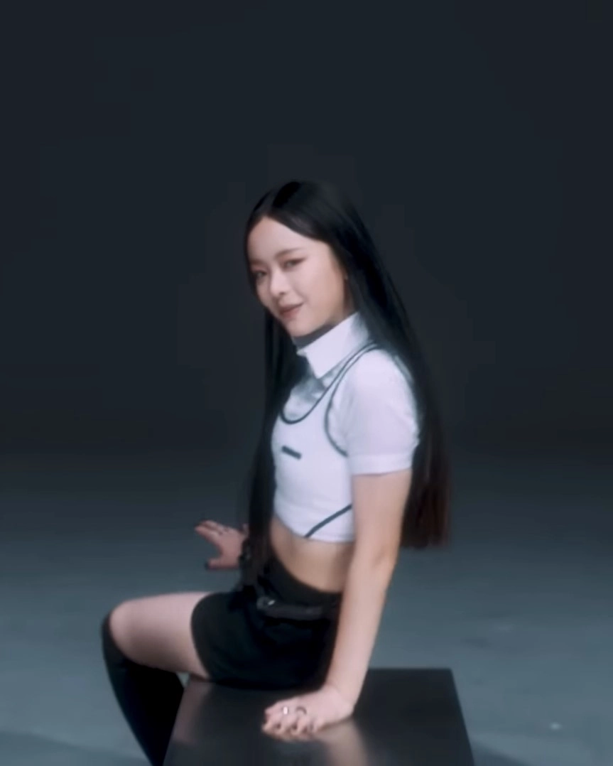 White Open Back Crop Top With Black Linings | Hanni - NewJeans