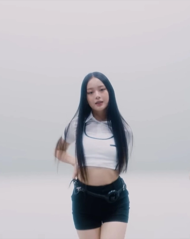 White Open Back Crop Top With Black Linings | Hanni - NewJeans