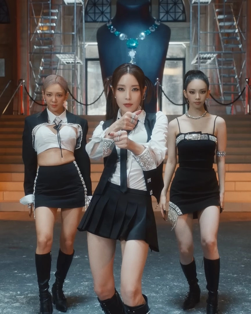 Black Asymmetrical Sling Bodysuit | Karina - Aespa - Fashion Chingu