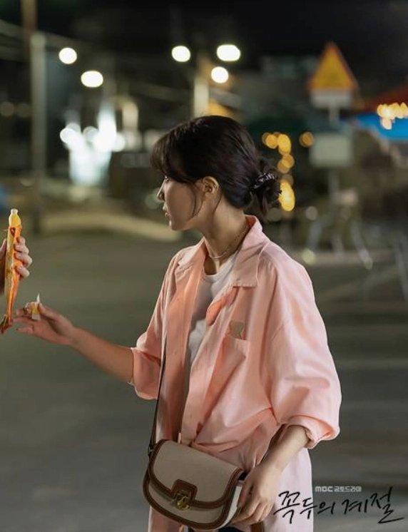 Grace U/韓国単独/Feather Chain Strap Pouch Bag (White) White Duo Chain Handle Shoulder Bag - CHARLES & KEITH KR