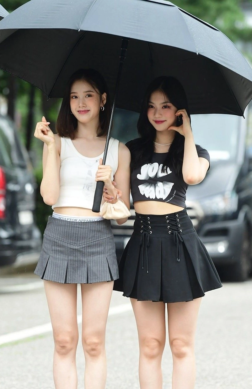 Grey Vertical Stripe Box Pleated Skirt | J - STAYC - Fashion