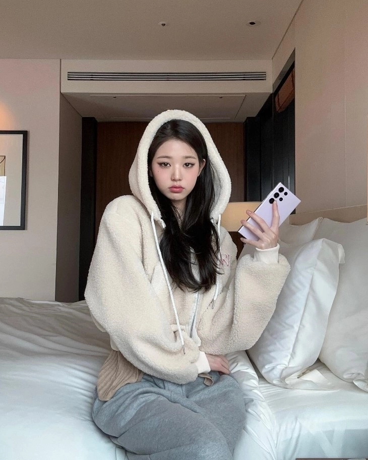 Creamy White Fleece Hooded Cropped Jacket Wonyoung IVE